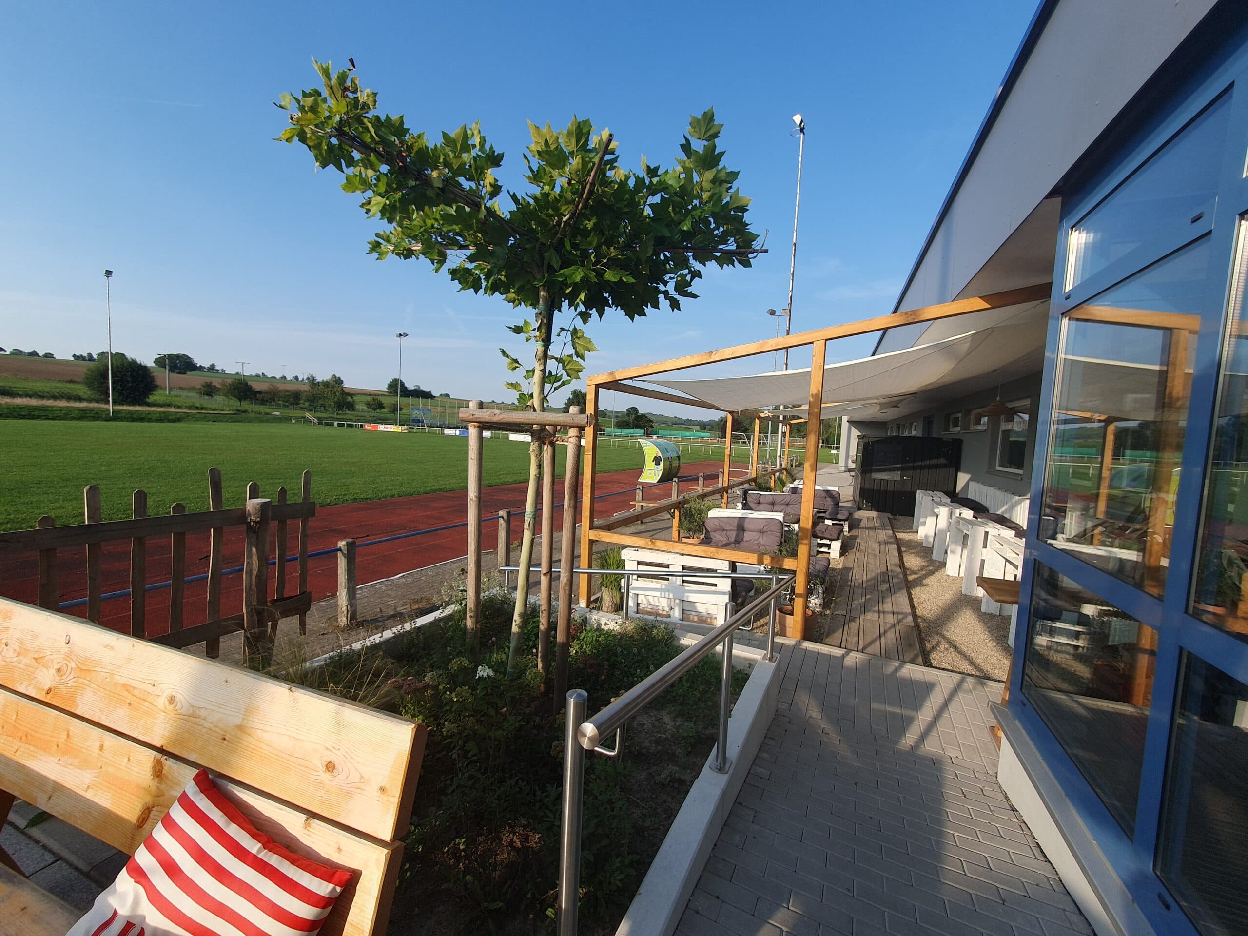 Terrasse mit Blick auf den Sportplatz