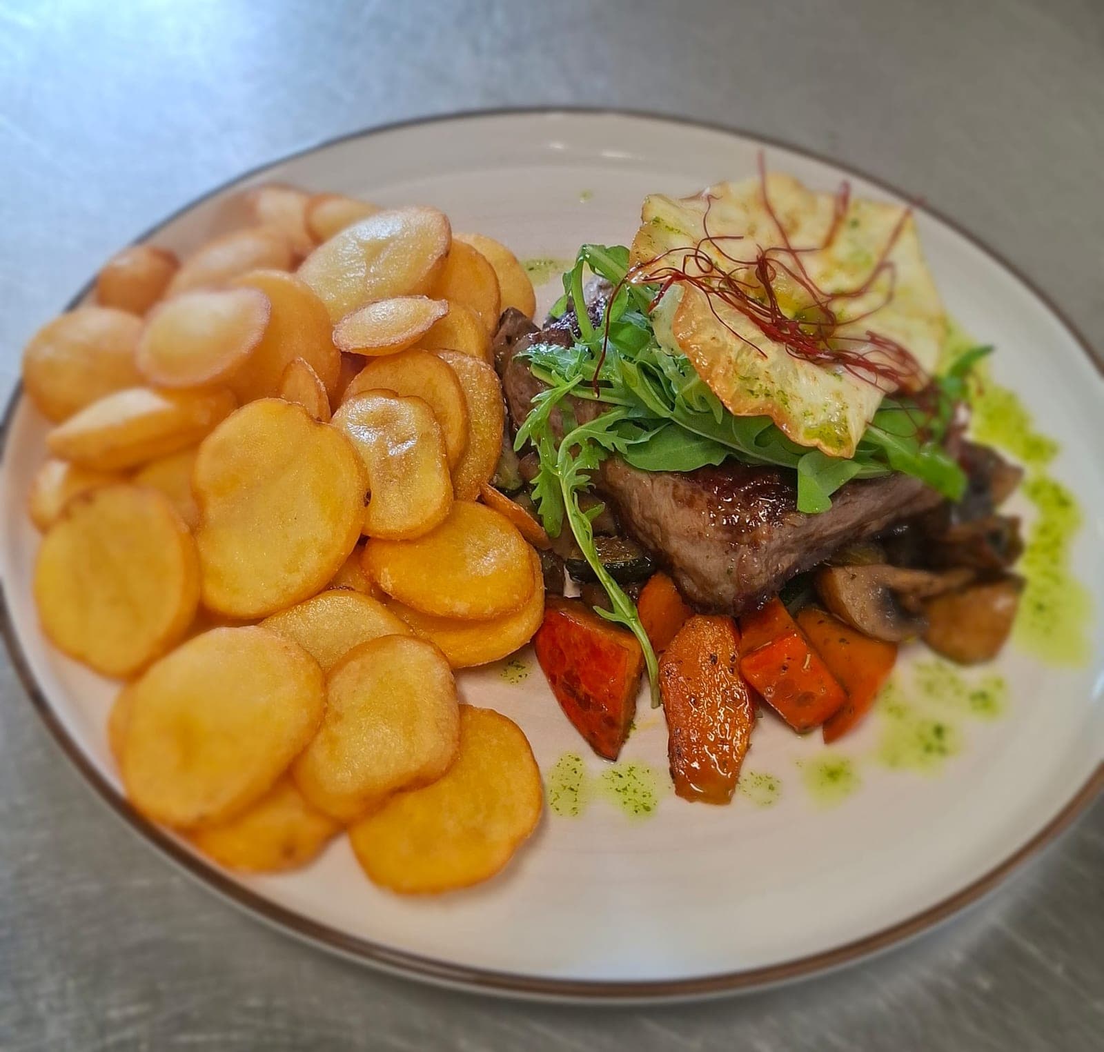 Steak mit Kartoffelscheiben